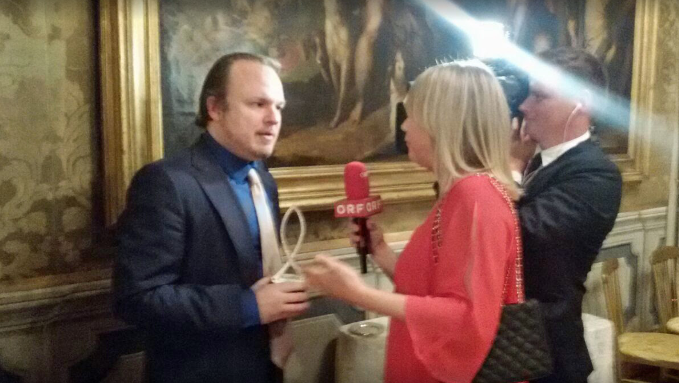 Foto de Juan Del Santo atendiendo a la prensa en Roma