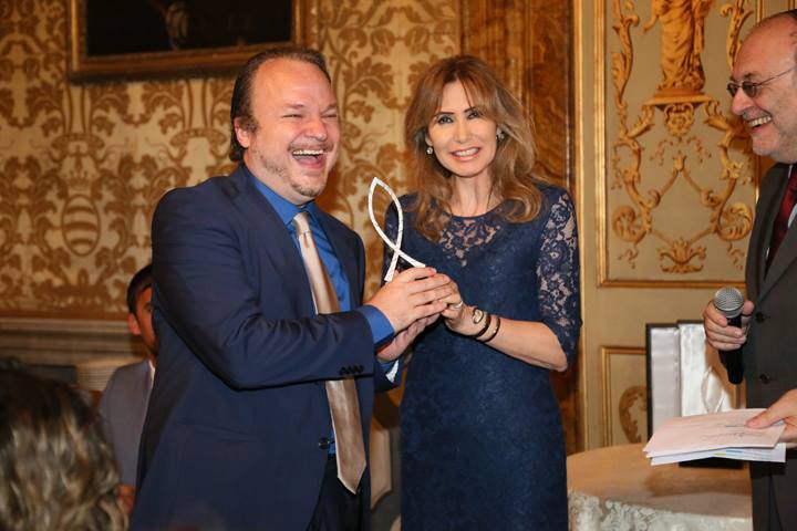 Foto de Juan Del Santo recibiendo el pez de Plata al mejor actor